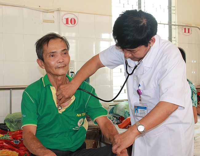 Bác sĩ khoa  Nội tim mạch (Bệnh viện  Đa khoa tỉnh) thăm khám  cho bệnh nhân điều trị nội trú . 