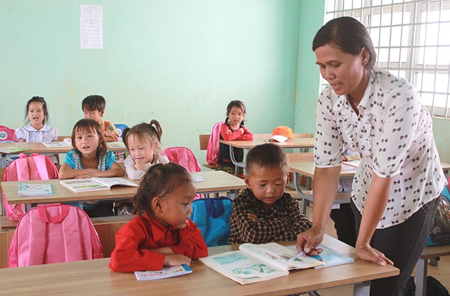 Cô H’Nhin Ông, giáo viên Trường Tiểu học Y Ngông Niê Kdăm (xã Đắk Nuê, huyện Lắk) tận tình dạy dỗ học sinh.