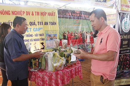 Người tiêu dùng tìm hiểu các sản phẩm của Hợp tác xã Nông nghiệp - Dịch vụ và Thương mại Hợp Nhất (huyện Ea Kar)