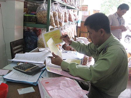 Kiểm tra giấy phép kinh doanh thuốc lá tại một hộ kinh doanh ở Thị xã Buôn Hồ