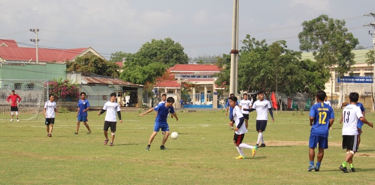 Một trận đấu giữa đội xã Bông Krang (áo xanh) và xã Nam Ka.