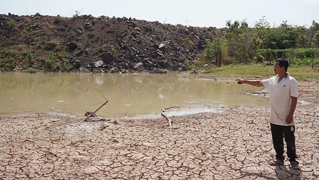Hồ nước mà anh Nguyễn Duy Phóng đắp để trữ nước trong mùa khô. 