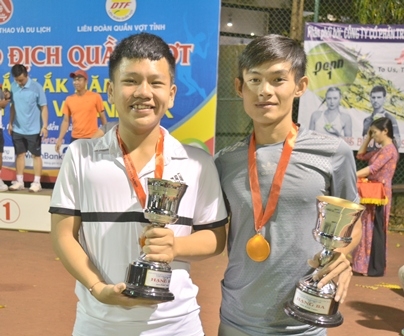 Tay vợt trẻ Nguyễn Phước Bình (phải)  cùng  đồng đội đoạt  huy chương Đồng tại Giải  quần vợt tỉnh năm 2018, nội  dung  đôi nam, trình điểm 1.450.   