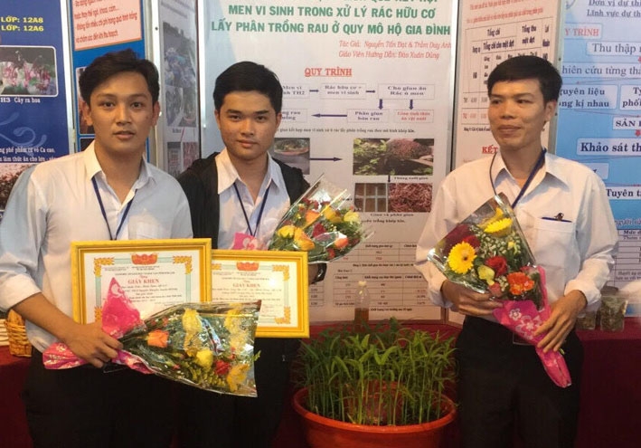 Tấn Đạt và Duy Anh (trái) cùng thầy giáo hướng dẫn nhận giải Nhất  tại Cuộc thi Khoa học - kỹ thuật cấp tỉnh.