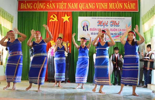 Tiết mục múa dân vũ kết hợp diễn tấu cồng chiêng của buôn Kon Wang (xã Ea Yiêng). 
