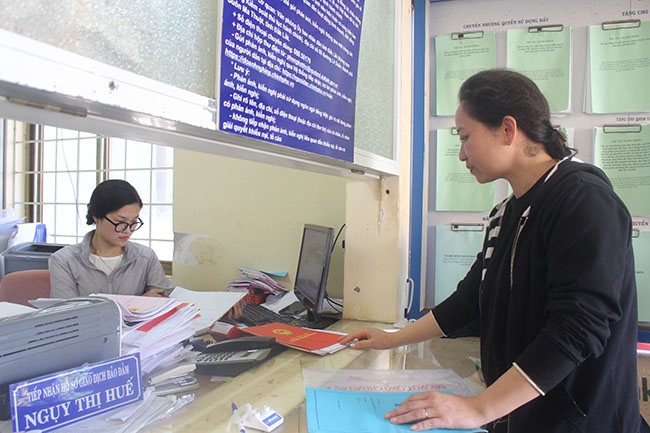 Người dân thực hiện các thủ tục hành chính về đất đai tại Bộ phận tiếp nhận và trả kết quả - Chi nhánh  Văn phòng đăng ký đất đai thị xã Buôn Hồ. 