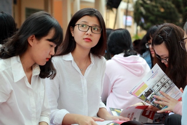 Học sinh lớp 12 của tỉnh Đắk Lắk đang nghe các chuyên gia tư vấn, định hướng nghề nghiệp.