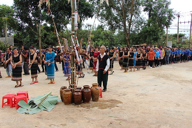Lễ hội Mừng  lúa mới  của dân tộc Xê Đăng  tại buôn  Kon H’ring,  xã Ea H’đing.