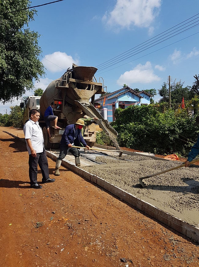 Bê tông hóa đường  giao thông tại buôn Mlăng, xã Ea Tar. 