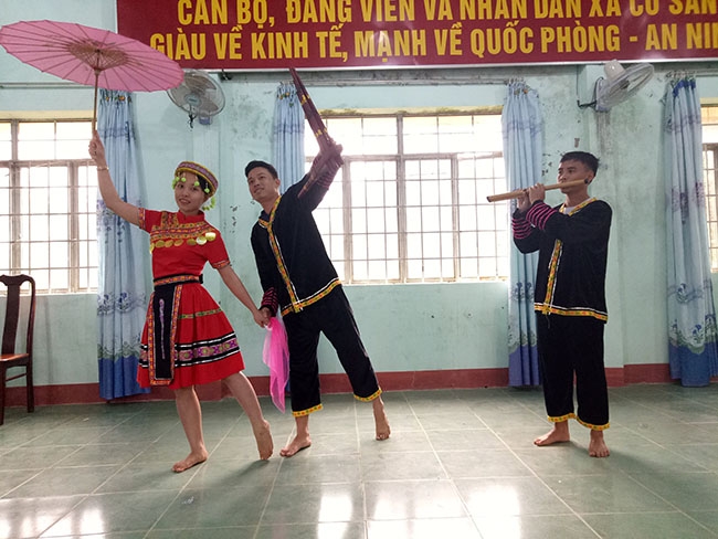 Thầy cô giáo Trường Tiểu học Bùi Thị Xuân (xã Cư San) đang tập tiết mục múa khèn của người Mông. 