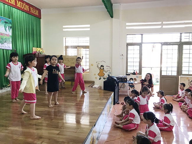 Cô Lê Thị Dung, Hiệu trưởng Trường Mầm non Tân Lợi hướng dẫn các bé  múa, hát. 