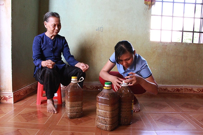 Có rất nhiều người tìm đến bà Nguyễn Thị Bé để mua tương. 