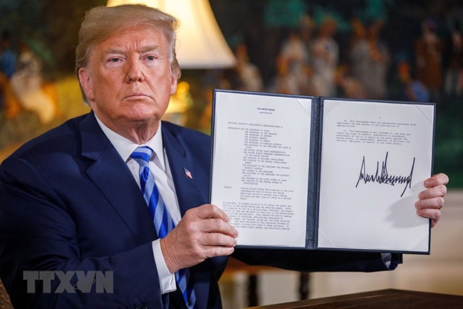 Tổng thống Mỹ Donald Trump xác nhận đã ký Bản ghi nhớ về việc rút Mỹ khỏi JCPOA tại Nhà Trắng ở Washington DC.     (Ảnh: THX/TTXVN)