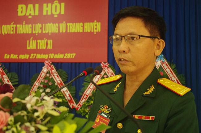 Thượng tá  Huỳnh Trọng Sỹ phát biểu tại  Đại hội Thi đua Quyết thắng LLVT huyện Ea Kar  lần thứ XI. 