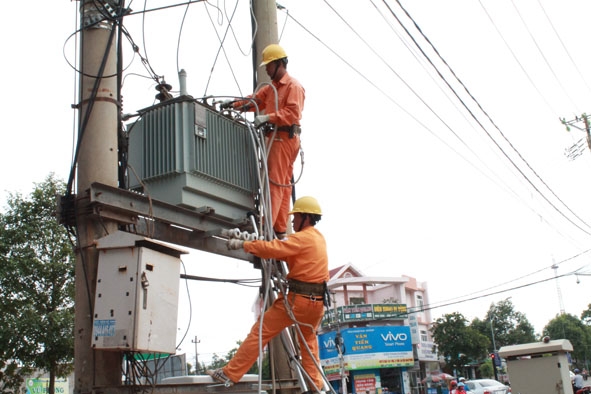 Công nhân Điện lực Bắc Buôn Ma Thuột (Công ty Điện lực Đắk Lắk) sửa chữa hệ thống điện trên tuyến đường Phan Chu Trinh. 