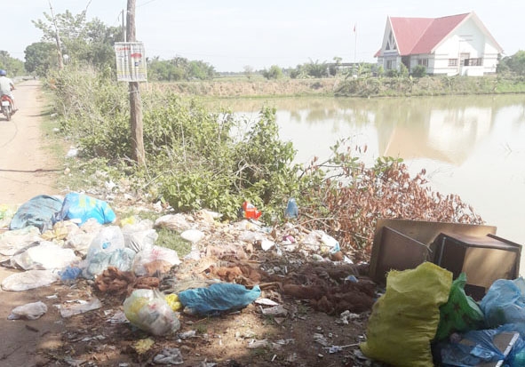 Một điểm trên Tỉnh lộ 1 đoạn qua huyện Ea Súp trở thành nơi tập kết rác.