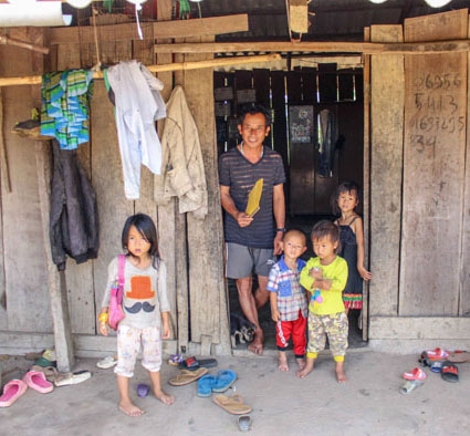 Đời sống nhiều gia đình ở xã Ea Đăh khó khăn vì sinh đông con.