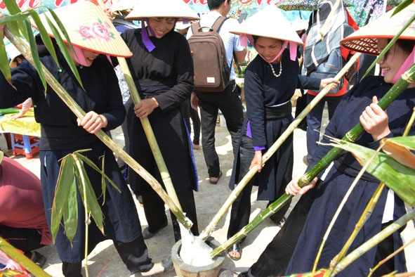 Thi giã bánh giầy tại Lễ hội dân gian văn hóa Việt Bắc huyện Krông Năng năm 2018.