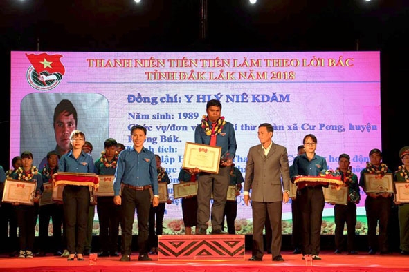 Anh Y HLý Niê Kdăm được Tỉnh Đoàn tuyên dương Thanh niên tiên tiến làm theo lời Bác năm 2018.