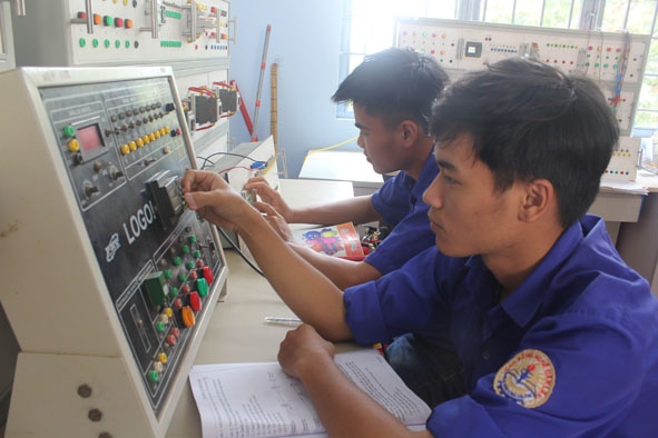 Sinh viên Trường Cao đẳng Kỹ thuật Đắk Lắk thực hành điều khiển hệ thống điện.