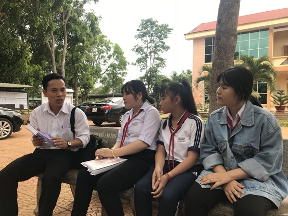 Thầy giáo Nguyễn Hồng Quân, Trường THCS Trần Bình Trọng (TP. Buôn Ma Thuột) chia sẻ những câu chuyện về Bác cho các em học sinh.