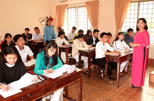 Cô Thái Thị Thành Yên trong giờ dạy môn tiếng Anh tại Trường THPT Lê Quý Đôn. 