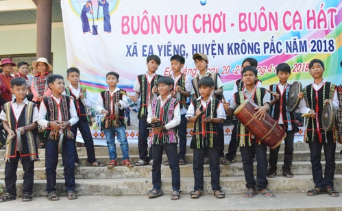 Đội chiêng trẻ tham gia biểu diễn trong lễ hội Buôn vui chơi – buôn ca hát tại địa phương. 