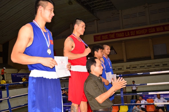 Võ sĩ Trương Đình Hoàng (thứ 2 từ trái sang) nhận huy chương Vàng, hạng cân 81 kg.