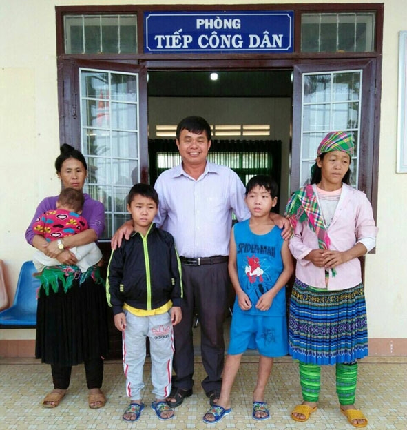 Sùng A Sính (thứ hai từ trái sang) và Thào Văn Dơ (thứ hai từ phải sang) vừa trở về với gia đình  sau những ngày lao động vất vả ở TP. Hồ Chí Minh.