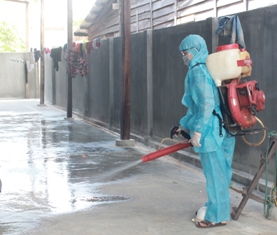 Cán bộ Trung tâm Y tế huyện Ea Súp phun hóa chất khử khuẩn bề mặt tại một hộ dân có ca bệnh thủy đậu.