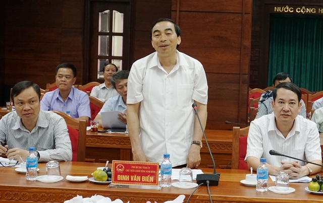Phó Bí thư Tỉnh ủy, Chủ tịch UBND tỉnh Ninh Bình Đinh Văn Điến trao đổi kinh nghiệm tại buổi làm việc.