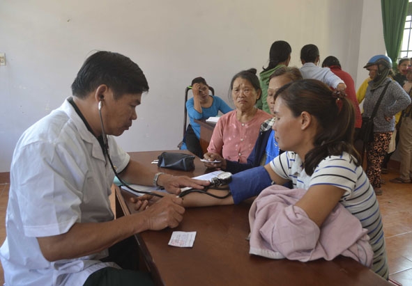 Các y, bác sỹ Bộ Chỉ huy Bộ đội biên phòng tỉnh khám bệnh cho phụ nữ xã Krông Na (huyện Buôn Đôn).