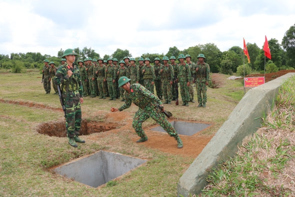 Chiến sĩ mới Trung đoàn 95 luyện tập ném lựu đạn. 