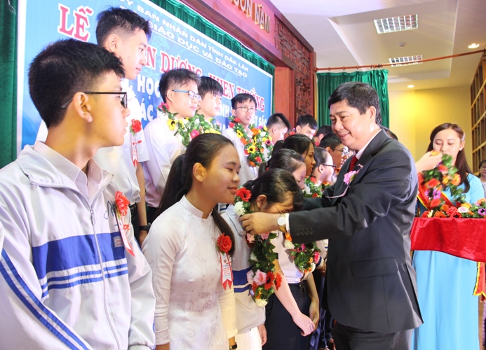 Giám đốc Sở GD-ĐT Phạm Đăng Khoa tặng hoa các học sinh đạt giải trong kỳ thi học sinh giỏi Quốc gia THPT năm 2018. 