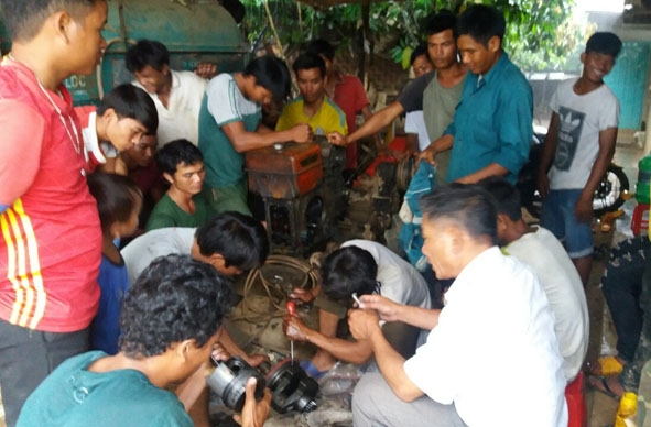 Các học viên thực hành sửa chữa máy nông nghiệp. 