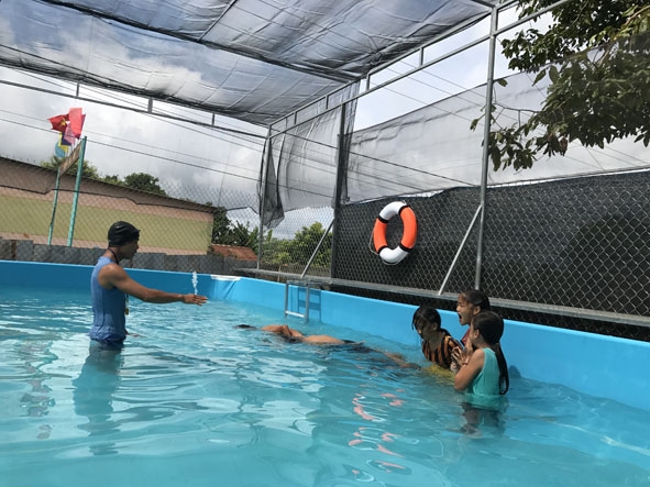 Nhiều trẻ em ở huyện Cư M’gar được học bơi trong dịp hè. 