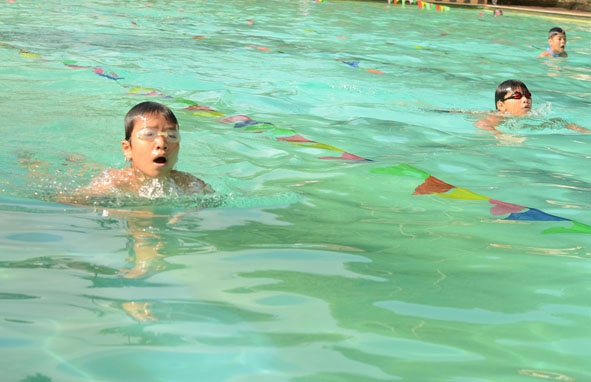 Thiếu nhi học bơi tại Nhà Văn hóa Thanh thiếu nhi tỉnh. 