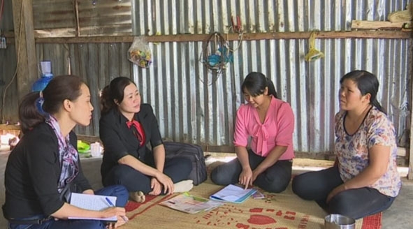 Cán bộ dân số xã Ea Đăh và cộng tác viên dân số thôn Giang Xuân đến tuyên truyền chính sách Dân số - KHHGĐ cho người dân trên địa bàn.