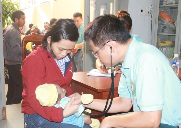 Bác sĩ Bệnh viện Tim Tâm Đức khám sàng lọc bệnh tim bẩm sinh cho một trẻ sơ sinh trên địa bàn TP. Buôn Ma Thuột.