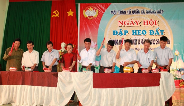 Cán bộ, đảng viên Chi bộ cơ quan xã Quảng Hiệp tham gia Ngày hội đập heo đất. 