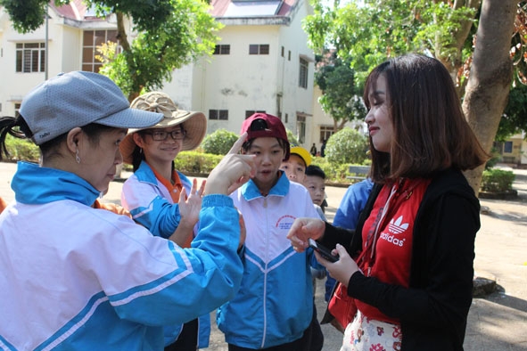 Em Nguyễn Thị Hoài Phương (bìa phải) trò chuyện cùng các em học sinh của Trung tâm.   