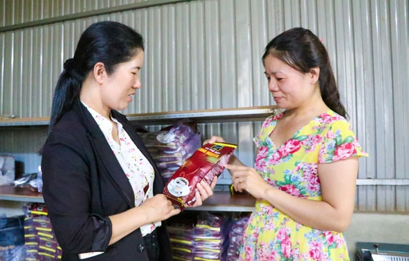 Chị Vũ Thị Thanh Nga (phải) chia sẻ những khó khăn khi khởi nghiệp bằng sản phẩm cà phê bột với cán bộ Hội LHPN thị xã Buôn Hồ.