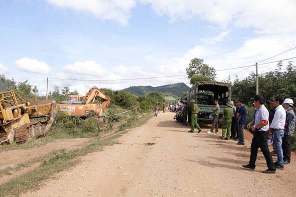 Lực lượng chức năng huyện Ea Kar tiến hành cưỡng chế thu hồi đất lấn chiếm thuộc Dự án Hồ chứa nước Krông Pách Thượng tại xã Cư Elang.