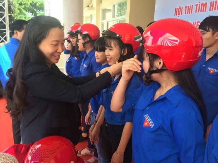 Đại diện Công ty Hoanda Việt Nam trao tặng mũ bảo hiểm cho đoàn viên thanh niên tỉnh Đắk Lắk