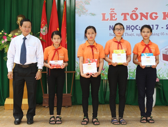 Phó giám đốc Sở GD-ĐT Bùi Hữu Thành Cát trao Giấy chứng nhận hoàn thành chương trình tiểu học cho học sinh.