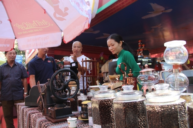 Người dân tìm hiểu về cà phê mang Chỉ dẫn địa lý Buôn Ma Thuột tại Lễ hội Cà phê năm 2017