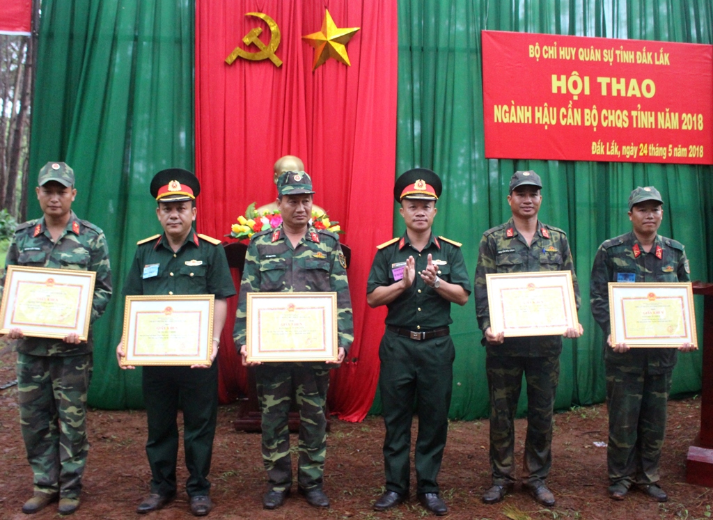 Ban tổ chức trao giải thưởng cho các đơn vị tham gia