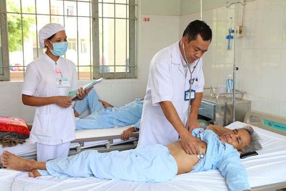  Bác sĩ Nguyễn Kim Mỹ khám cho bệnh nhân điều trị bệnh phổi tắc nghẽn mãn tính tại Bệnh viện Lao và bệnh Phổi tỉnh. 