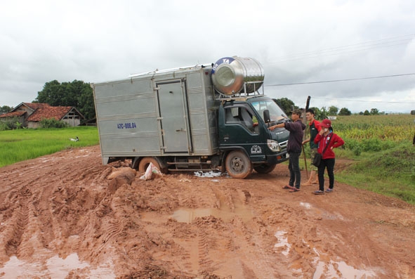 Một chiếc xe tải bị mắc kẹt trên đường vào xã Cư K’Bang. 