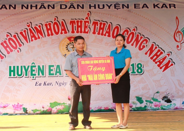 LĐLĐ huyện  Ea Kar  trao kinh phí hỗ trợ  xây dựng  nhà Mái ấm  công đoàn cho đoàn viên Nguyễn Bá Vệ. 